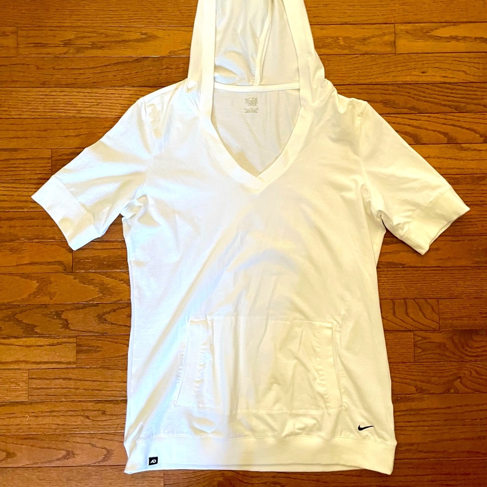 Nike women’s v-neck short sleeve shirt color white excellent condition